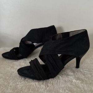 Nine West Bornto black leather thick strap heel. Size 8